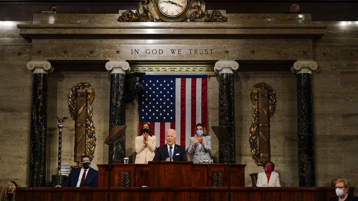 Joe Biden amerikai elnök (k) elmondja kongresszusi országértékelő beszédét az amerikai törvényhozás épületében, a Capitoliumban 2021. április 28-án. Mögötte Kamala Harris amerikai alelnök (b) és Nancy Pelosi az amerikai képviselőház demokrata párti elnöke (j).