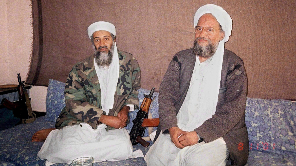 Afganisztán, 2011. június 8.Ajman az-ZAVAHRI, az al-Kaida iszlamista terrorszervezet második embere és fő ideológusa (j) Oszama bin Ladennel, a szervezet 2011. május 1-jén megölt vezetőjével (b) látható ismeretlen helyszínen található búvóhelyükön Afganisztánban az Auszaf újság 2001. november 8-án készült archív felvételén. Zavahri Oszama bin Laden megölése óta egy 2011. június 8-án, az interneten megjelent videoüzenetben nyilvánult meg először. A 28 perces felvételen arról beszélt, hogy az Egyesült Államok meg fogja bánni a terroristavezér megölését, és arra kérte az öngyilkosmerénylő-jelölteket, hogy ne támadjanak a piacokra, mecsetekre és egyéb nyilvános területekre. Azt ígérte, hogy folytatják a dzsihádot (szent háborút), és bevezetik az iszlám törvénykezést a muzulmán világban. (MTI/EPA/Auszaf)