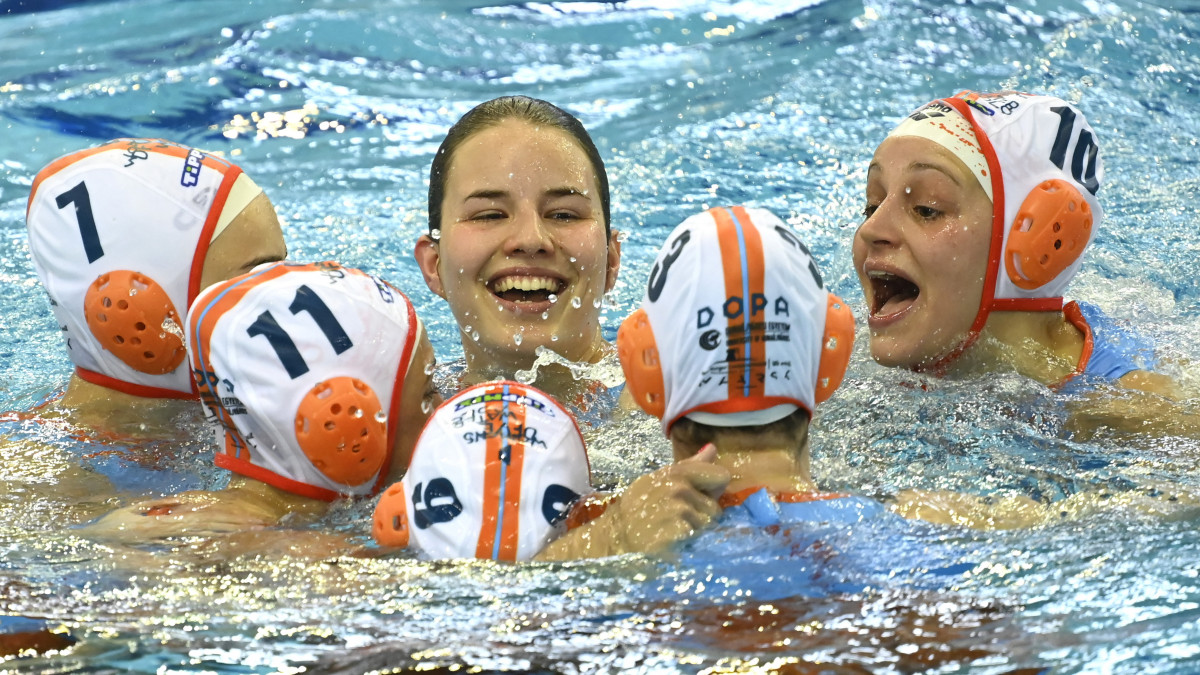 Dunaújváros játékosai örülnek, miután ötméteresekkel 15-14-re győztek a női vízilabda Euroliga elődöntőjében az orosz Dinamo Uralocska ellen a budapesti Tüskeuszodában 2021. április 30-án. A döntőben a görög Olympiakosz lesz a magyar csapat ellenfele.