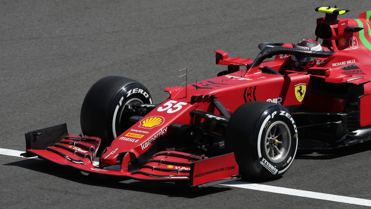 Carlos Sainz, a Ferrari spanyol versenyzője a Forma-1-es autós gyorsasági világbajnokság Portugál Nagydíjának első szabadedzésén az algarvei pályán a dél-portugáliai Portimaóban 2021. április 30-án. A futamot május 2-án rendezik.