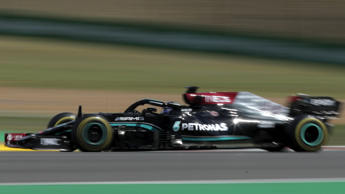 Lewis Hamilton, a Mercedes brit címvédője a Forma-1-es autós gyorsasági világbajnokság Portugál Nagydíján a Portimao közelében lévő Algarve pályán 2021. május 2-án.
