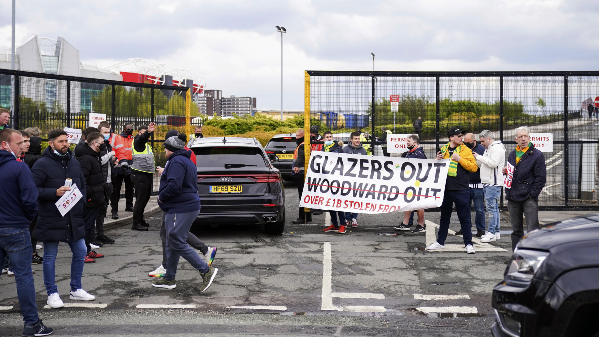 A Manchester United szurkolói a klub tulajdonosai, az amerikai Glazer család ellen tüntetnek a manchesteri Old Trafford Stadion előtt 2021. május 2-án, csapatuknak a Liverpool ellen az angol első osztályú labdarúgó-bajnokságban játszott mérkőzése előtt. A drukkerek egy csoportja behatolt a pályára és ott tüntetett Glazerék tulajdonlása ellen.