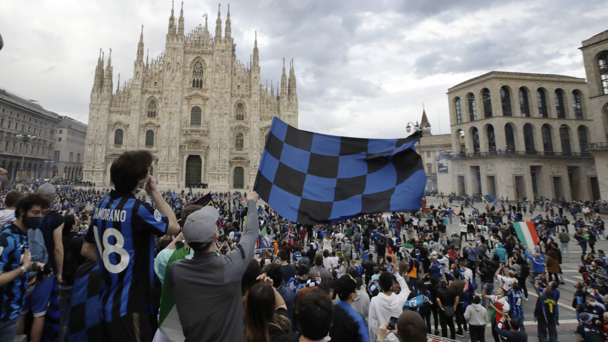 Az Internazionale szurkolói ünnepelnek a milánói Dóm téren 2021. május 2-án, miután csapatuk több mint egy évtized után ismét megnyerte az olasz első osztályú labdarúgó-bajnokságot.