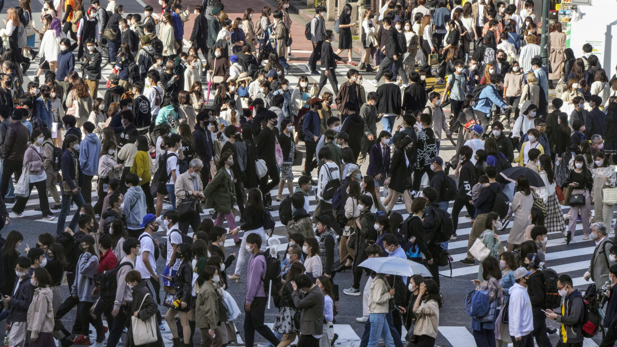 Védőmaszkot viselő gyalogosokkal teli gyalogátkelőhely Tokió Sibuja nevű városrészében 2021. április 18-án. A japán fővárosban hatodik napja haladja meg az 500-at a koronavírus-fertőzöttek száma. Oszakában rekordszámú, 1220 fertőzöttet regisztráltak az elmúlt 24 órában. Japán szakértők arra figyelmeztetnek, hogy a vírusmutációk miatt az országot már elérte a fertőzés negyedik hulláma.