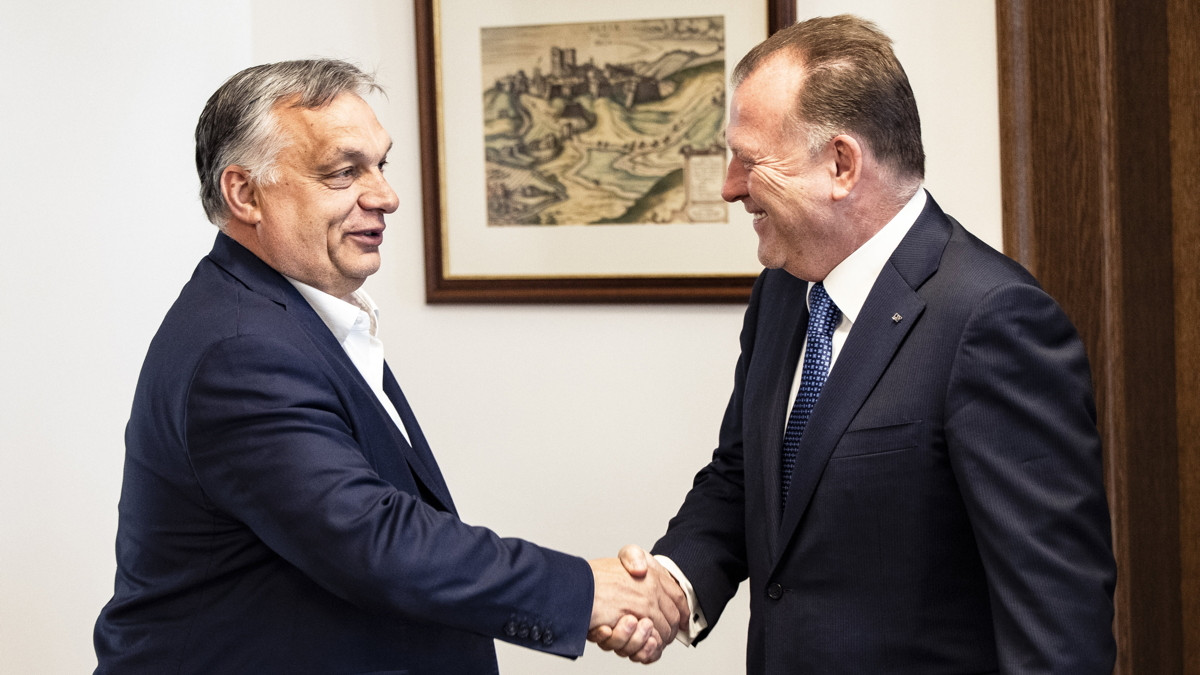 A Miniszterelnöki Sajtóiroda által közreadott képen Orbán Viktor kormányfő (b) és a Nemzetközi Cselgáncs Szövetség (IJF) elnöke, Marius Vizer találkozója a Karmelita kolostorban 2021. május 3-án.