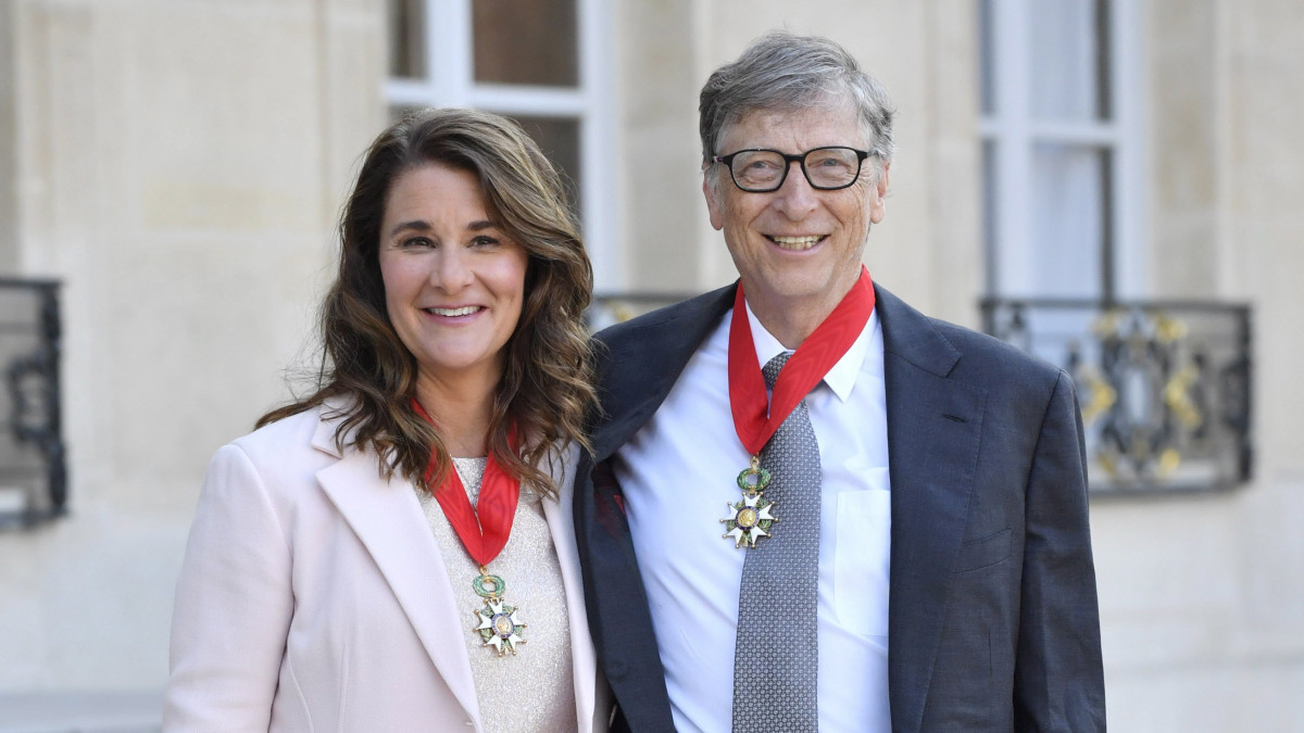 Párizs, 2017. április 21.Bill Gates, a Microsoft amerikai számítástechnikai társaság alapító elnöke és neje, Melinda Gates, miután átvették Francois Hollande francia elnöktől a Francia Köztársaság Becsületrendje parancsnoki fokozatát a párizsi elnöki rezidencián, az Elysee-palotában 2017. április 21-én. A Gates házaspár a szegény országok fejlődésének ösztönzése érdekében kifejtett jótékonysági tevékenységükért részesült az elismerésben. (MTI/EPA/Julien de Rosa)
