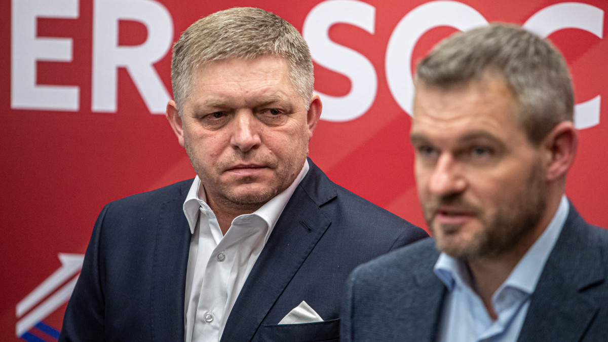 Peter Pellegrini, a távozó kormány miniszterelnöke (b) és Robert Fico, az Irány - Szociáldemokrácia (Smer-SD) párt vezetője sajtótájékoztatót tart Pozsonyban 2020. március 1-jén. Fico pártja 18,29 százalékkal második helyet szerzett.