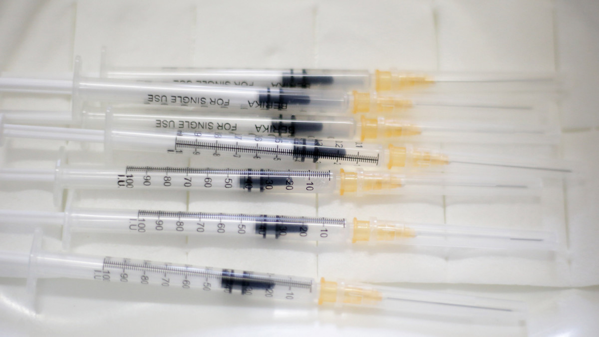 Pfizer-BioNTech koronavírus elleni vakcina fecskendőkben előkészítve az oltáshoz Szekszárdon, a Tolna Megyei Balassa János Kórház oltópontján 2021. április 2-án.