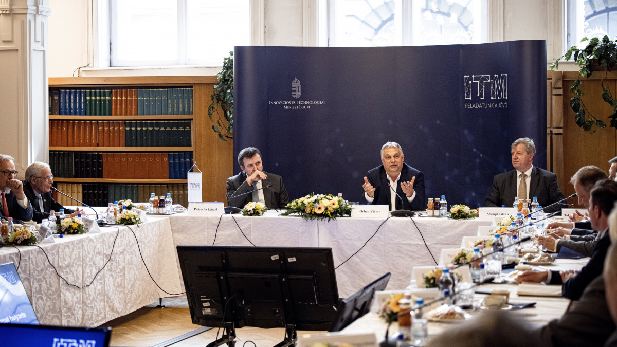 A Miniszterelnöki Sajtóiroda által közreadott képen Orbán Viktor miniszterelnök (k) és Palkovics László innovációs és technológiai miniszter (b) a modellváltó egyetemeket fenntartó 21 alapítvány kuratóriumi elnökeivel tárgyal az Innovációs és Technológiai Minisztérium (ITM) épületében Budapesten 2021. május 4-én.