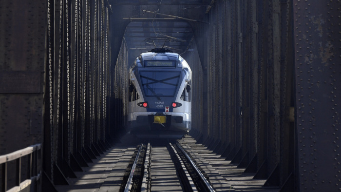 Komoly korlátozás a vasúti közlekedésben, Budapestet és a bécsi járatokat is érinti