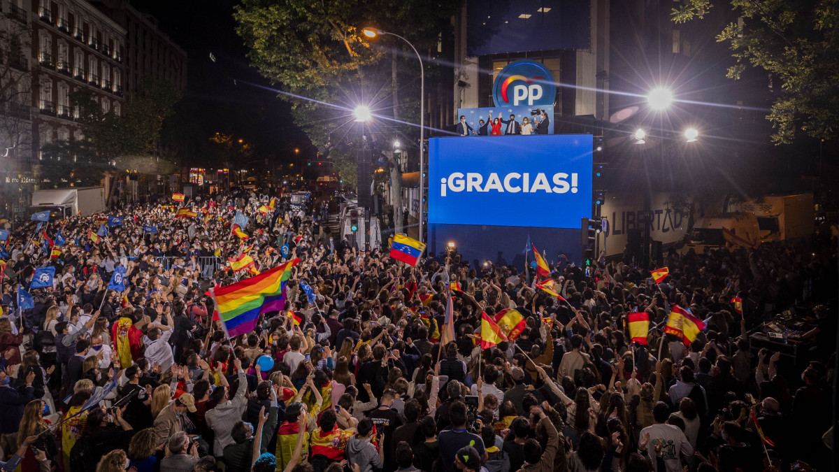 Támogatók ünnepelnek a párt madridi székháza előtt 2021. május 4-én, miután Isabel Díaz Ayuso madridi tartományi elnök, az ellenzéki konzervatív Spanyol Néppárt (PP) jelöltje győzött az előrehozott madridi tartományi parlamenti választásokon.