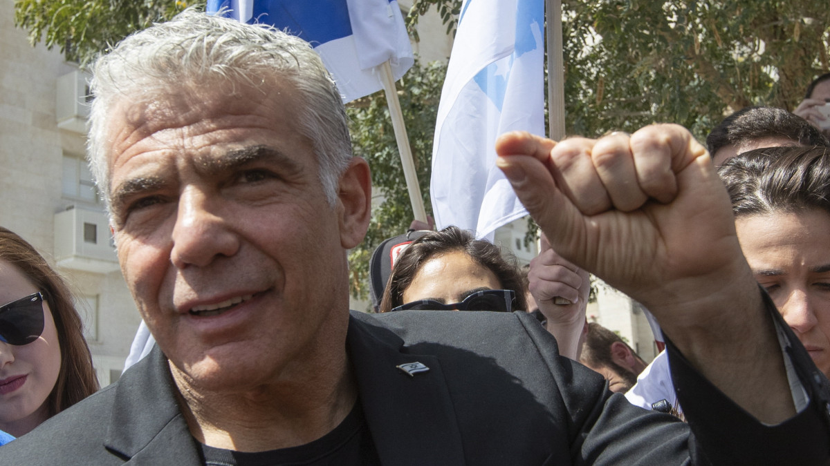 Jaír Lapid, az ellenzéki Kék-fehér párt második számú vezetője nyilatkozik, miután szavazott az előrehozott izraeli parlamenti választásokon Tel-Avivban 2019. április 9-én.