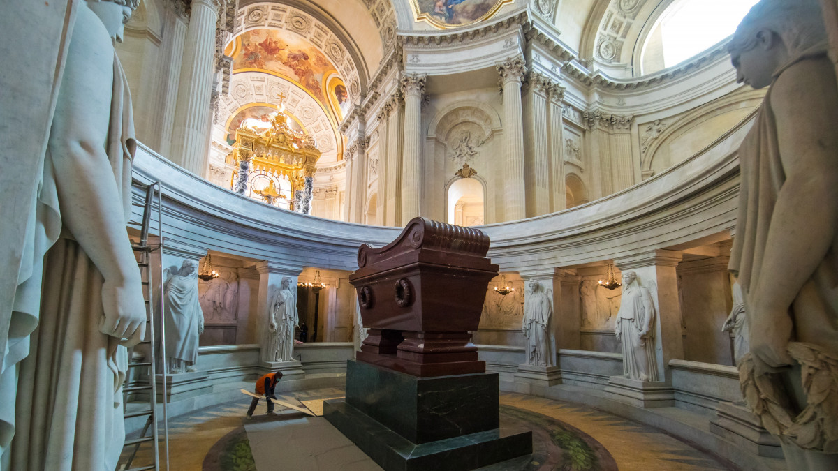 Dolgozó tisztítja I. Napóleon francia császár, hadvezér síremlékét a helyreállítási munkálatok utolsó szakaszában a párizsi Invalidusok házában 2021. április 16-án. A síremléket Napóleon születésének 200. évfordulója alkalmából restaurálják.