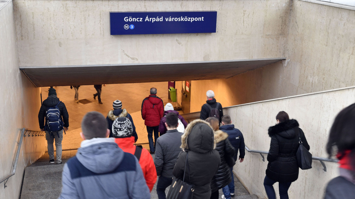 A Göncz Árpád városközpont metróállomás lejárata az átnevezés napján, 2020. január 31-én. Az Árpád híd pesti hídfőjénél fekvő területet a Fővárosi Közgyűlés még 2016-ban a XIII. kerületi önkormányzat kérése nevezte el Magyarország rendszerváltás utáni első köztársasági elnökéről, műfordítóról.