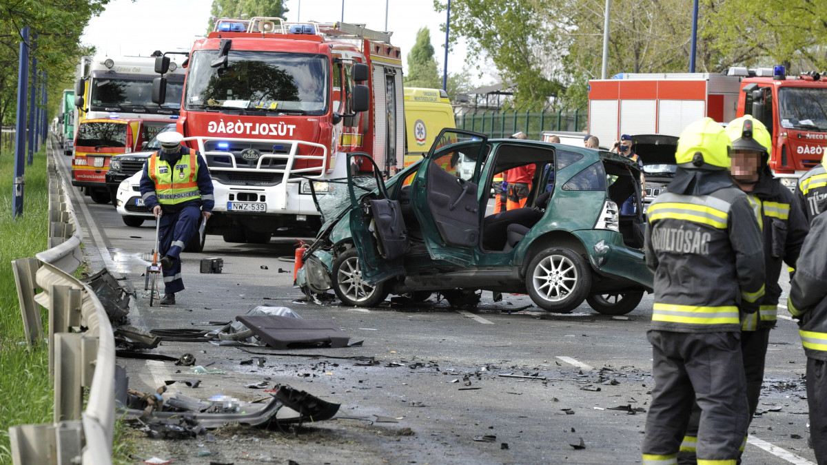 Összeroncsolódott személyautó 2021. május 6-án a Ferihegyi repülőtérre vezető úton, a repülőtér D portájánál, ahol négy autó összeütközött. A balesetben egy ember meghalt, többen megsérültek.