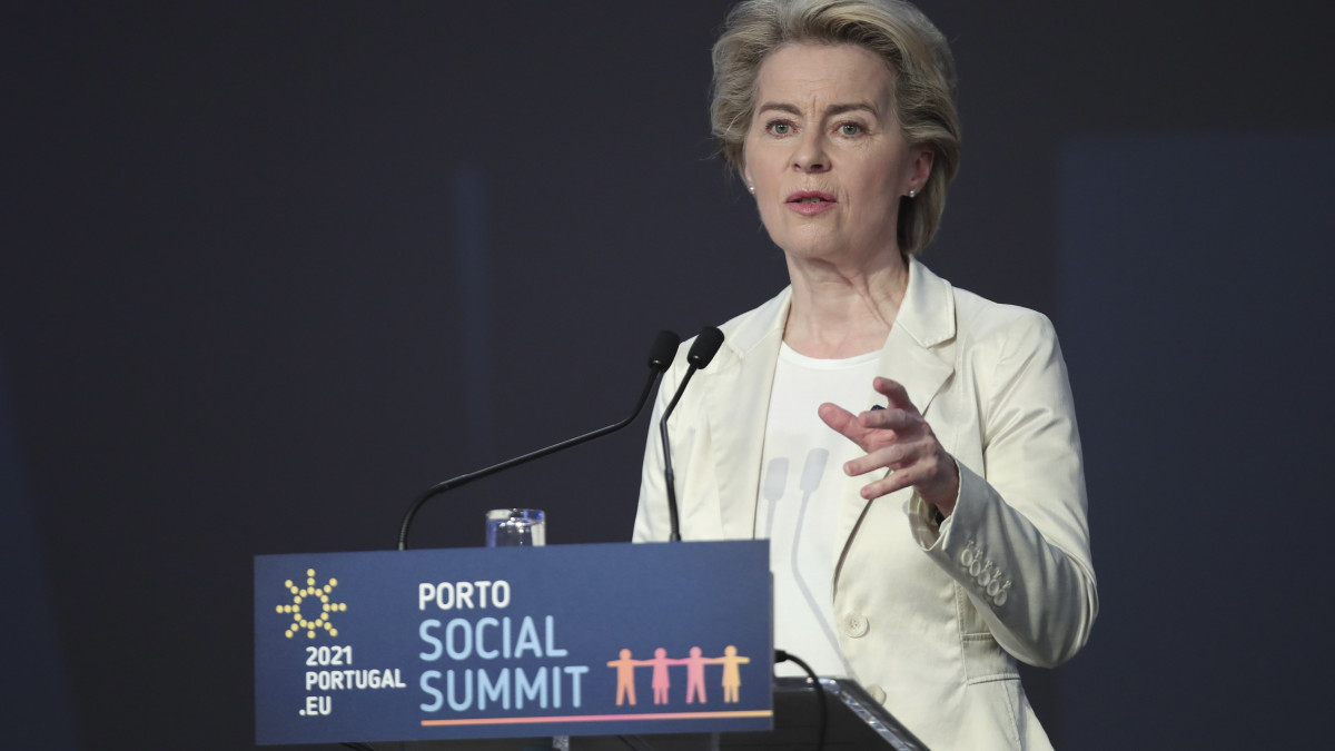 Ursula von der Leyen, az Európai Bizottság elnöke beszél az uniós tagországok állam-, illetve kormányfőinek csúcstalálkozóján Portóban 2021. május 7-én. A találkozó középpontjában a koronavírus okozta járványhelyzet, illetve a járvány visszaszorítását célzó intézkedések áttekintése, valamint az európai szociálpolitikai menetrend meghatározása szerepel.