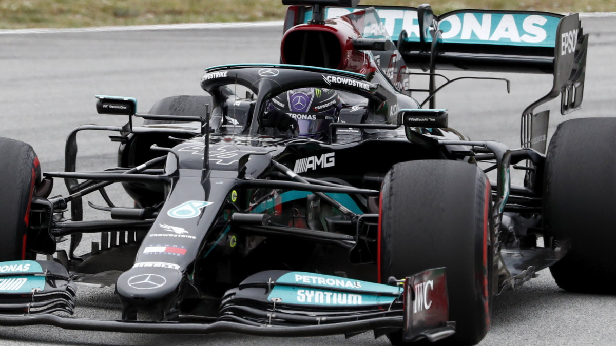 Lewis Hamilton, a Mercedes brit címvédője a Forma-1-es autós gyorsasági világbajnokság Spanyol Nagydíján a montmelói pályán 2021. május 9-én.