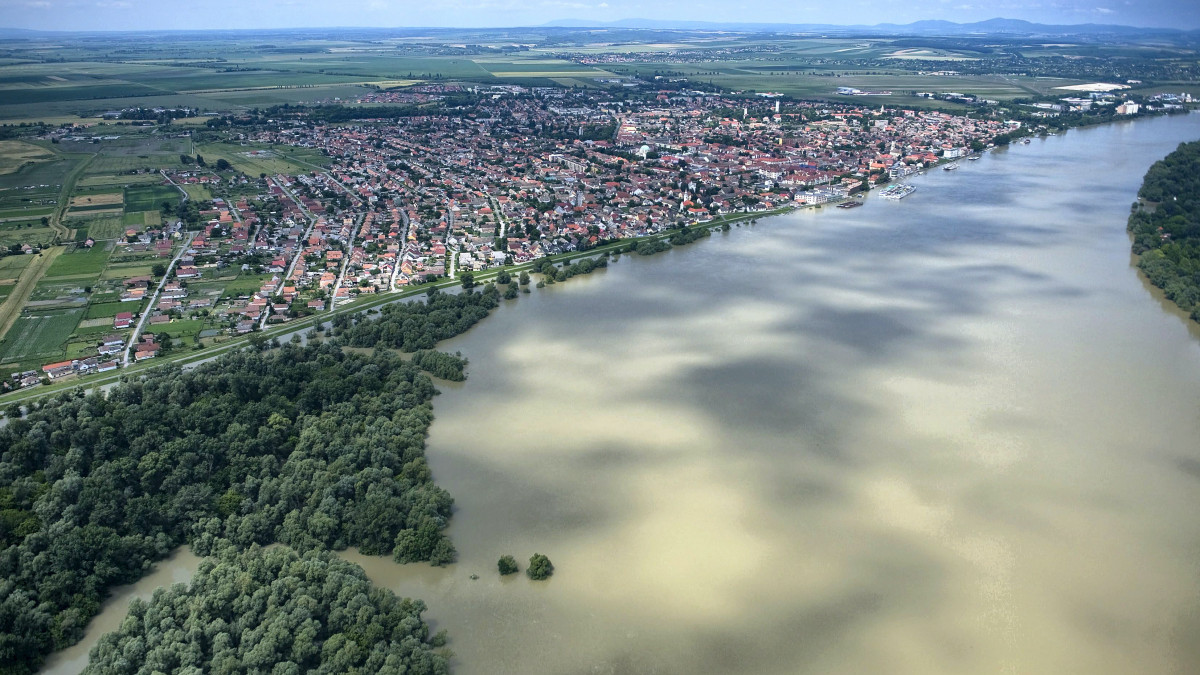 Az áradó Duna Mohácsnál 2013. június 12-én. A városban 960 centiméteres a Duna vízszintje, a tetőzést június 13-án, 965 centiméteren várják.