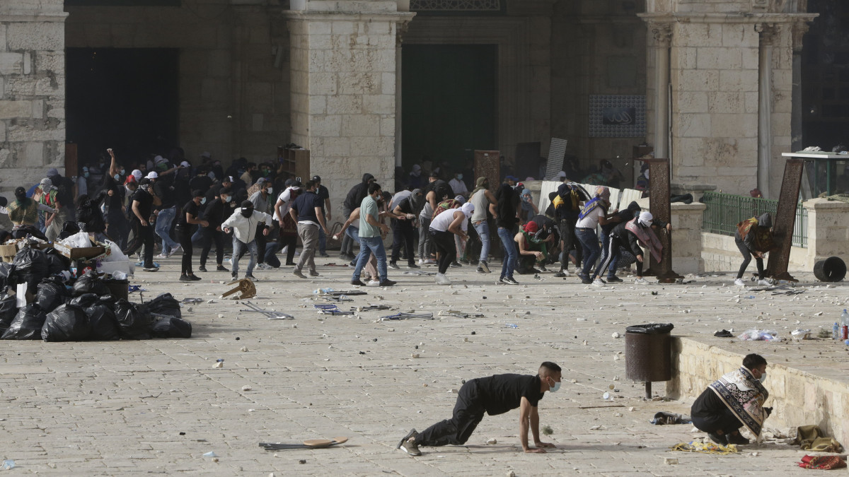 Palesztin tüntetők és rendőrök összecsapása a jeruzsálemi Al-Aksza mecsetnél 2021. május 10-én. Ez már a negyedik egymást követő nap, amikor ismét összecsapások voltak a rendfenntartók és palesztinok között Jeruzsálemben, amelyekben több százan megsebesültek