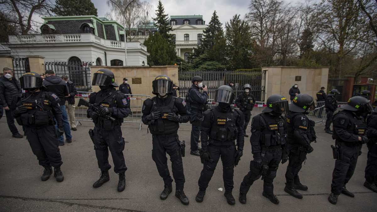 Rohamrendőrök állnak az orosz nagykövetség épülete előtt, ahol tüntetők gyülekeznek Prágában 2021. április 18-án. Előző nap Andrej Babis cseh miniszterelnök bejelentette, hogy tizennyolc orosz diplomatát kiutasítottak Csehországból azzal a megalapozott gyanúval, hogy az orosz titkosszolgálatok képviselőinek szerepük volt egy dél-morvaországi lőszerraktárban, Vrbeticében 2014 októberében és decemberében történt robbanásokban.