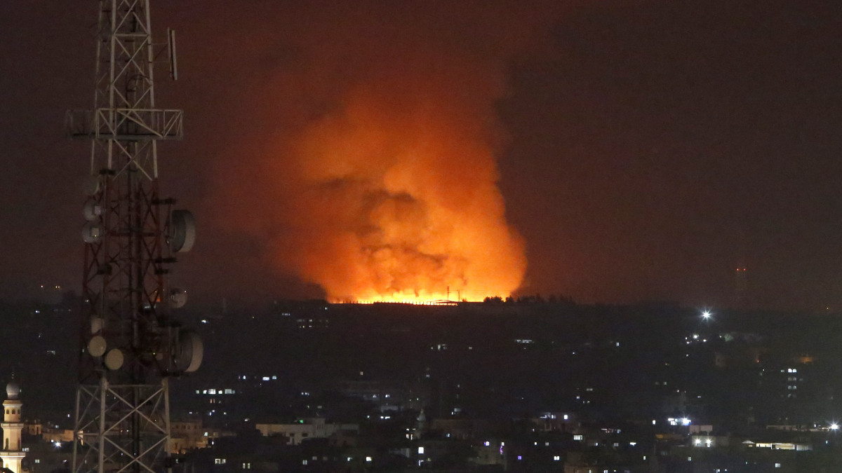 Az izraeli hadsereg légicsapásokat mér a Gázai övezet északi részére, miután palesztin rakétákat lőttek ki izraeli célpontokra Gáza környékéről 2021. május 10-én.  A Gázai övezetet uraló iszlamista Hamász szervezet az Izraelhez intézett ultimátuma lejárta után indított rakétákat izraeli települések felé. Az ultimátum szerint Izraelnek ki kellett volna vonnia biztonsági egységeit este 6 óráig az Al-Aksza mecsetnek otthont adó Templomhegyről, és az utóbbi hetek összetűzéseinek célpontjában álló Sejk Dzsarra lakónegyedből, valamint szabadon kellett volna engednie az utóbbi napok zavargásaiban őrizetbe vett palesztinokat.