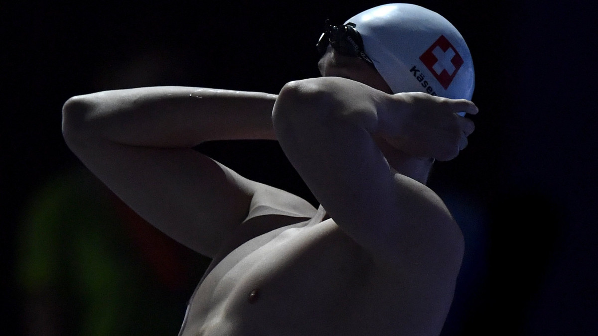 A svájci Yannick Käser a férfi 200 méteres mellúszás elődöntője előtt a 17. vizes világbajnokságon a Duna Arénában 2017. július 27-én.