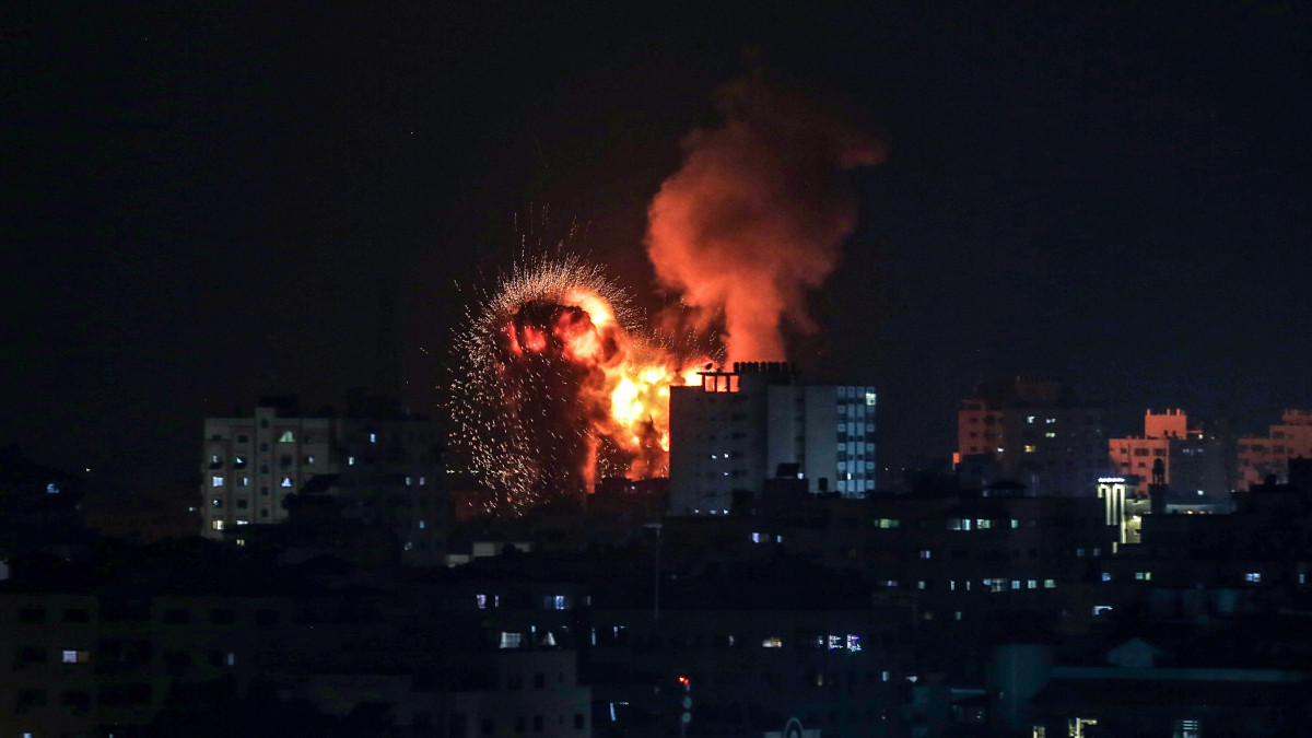 Az izraeli hadsereg légicsapásokat mér a Gázai övezet északi részére, miután palesztin rakétákat lőttek ki izraeli célpontokra Gáza környékéről 2021. május 10-én.  A légicsapásokban a gázai egészségügyi minisztérium szerint legkevesebb húsz ember, köztük kilenc gyerek életét vesztette. A Gázai övezetet uraló iszlamista Hamász szervezet az Izraelhez intézett ultimátuma lejárta után indított rakétákat izraeli települések felé. Az ultimátum szerint Izraelnek ki kellett volna vonnia biztonsági egységeit este 6 óráig az Al-Aksza mecsetnek otthont adó Templomhegyről, és az utóbbi hetek összetűzéseinek célpontjában álló Sejk Dzsarra lakónegyedből, valamint szabadon kellett volna engednie az utóbbi napok zavargásaiban őrizetbe vett palesztinokat.