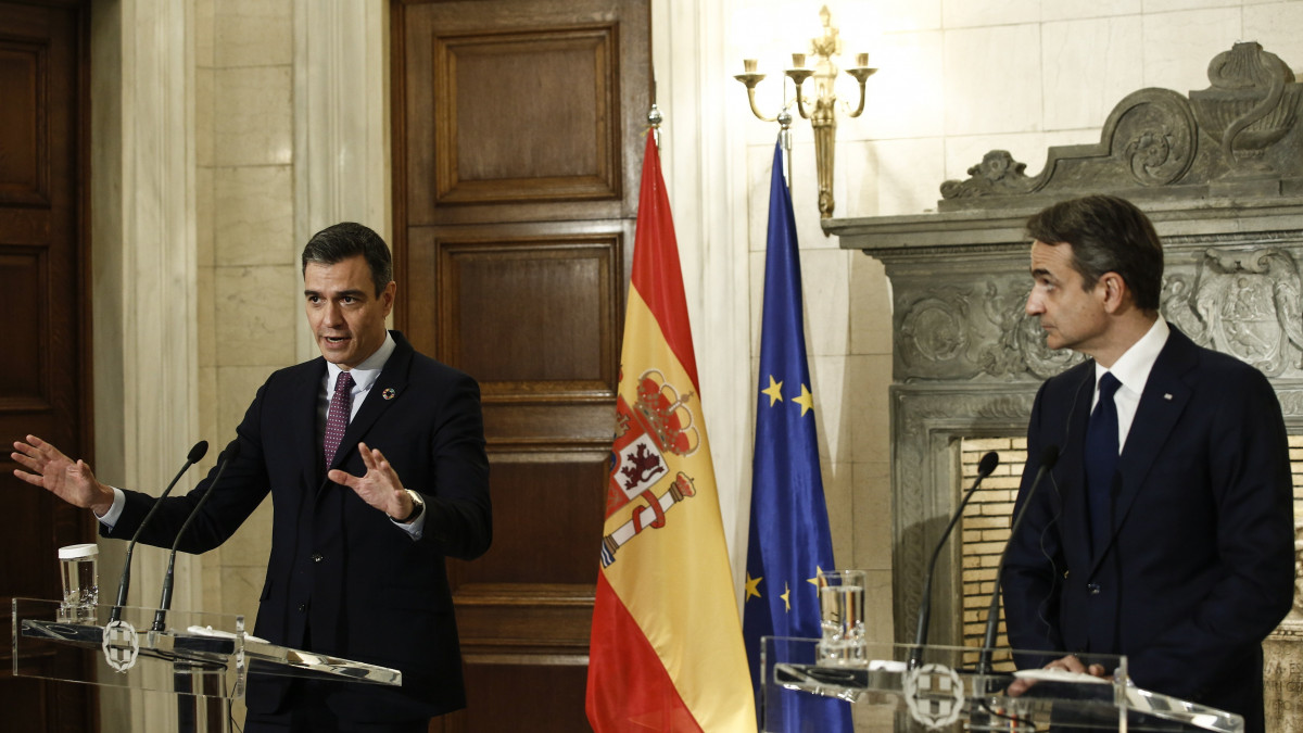 Kiriákosz Micotakisz görög miniszterelnök (j) és Pedro Sánchez spanyol kormányfő közös sajtóértekezletet tart Athénban 2021. május 10-én.