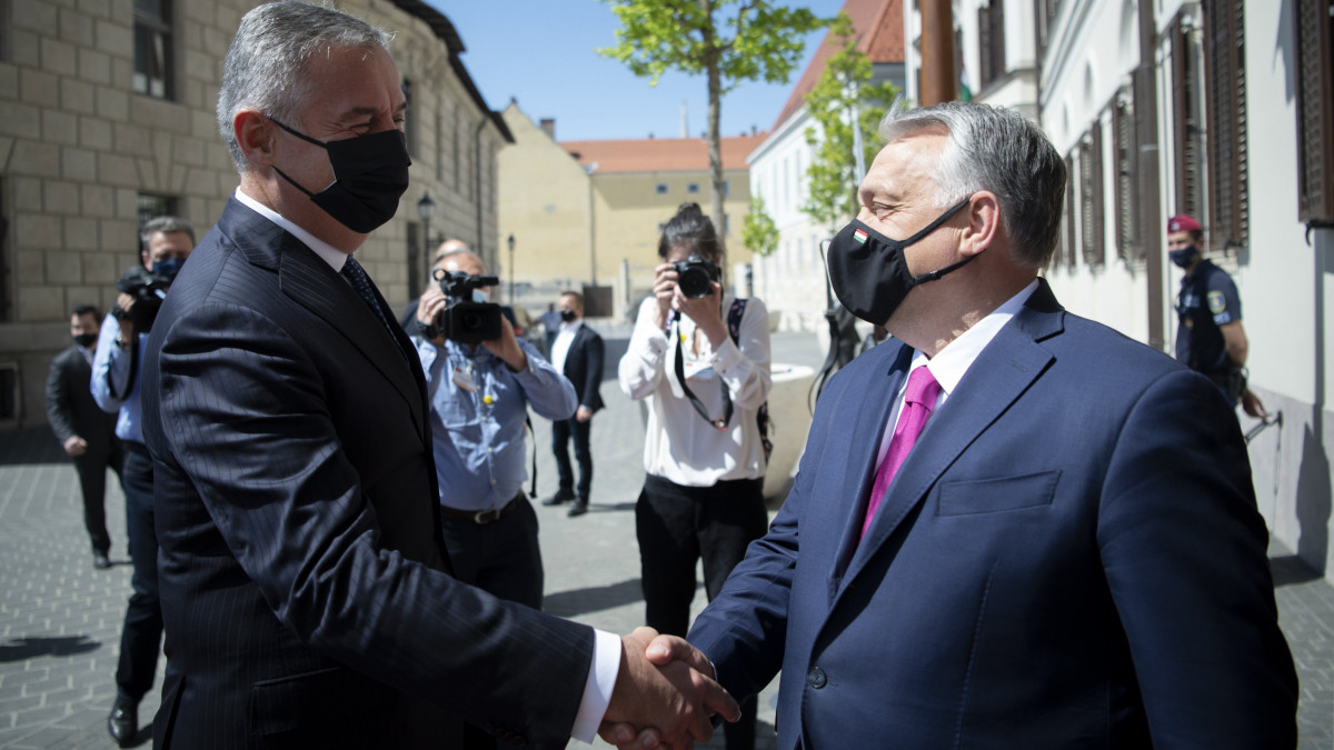 A Miniszterelnöki Sajtóiroda által közreadott képen Orbán Viktor kormányfő (j) fogadja Milo Djukanovic montenegrói elnököt a Karmelita kolostornál 2021. május 11-én.
