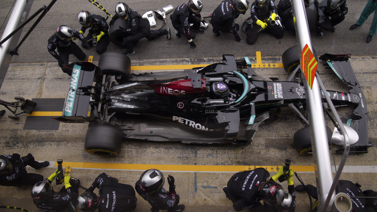 Lewis Hamilton, a Mercedes brit versenyzője elindul, miután csapata kereket cserélt az autóján a Forma-1-es autós gyorsasági világbajnokság Spanyol Nagydíján a montmelói pályán 2021. május 9-én.
