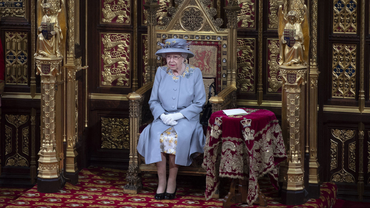 II. Erzsébet brit királynő felolvassa a hagyományos trónbeszédét és ezzel megnyitja a 2021-2022-es parlamenti évet a londoni Westminster-palota felsőházi üléstermében, a Lordok Házában 2021. május 11-én. A trónbeszéd a kormánynak az új parlamenti évre szóló törvénykezési munkatervét ismerteti.