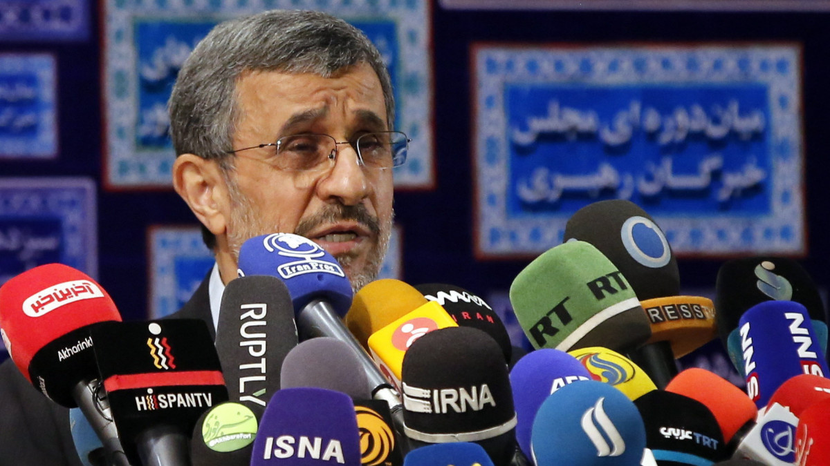 Mahmúd Ahmadinezsád volt iráni elnök nyilatkozik a sajtó képviselőinek, miután regisztrálta magát a júniusi elnökválasztásra Teheránban 2021. május 12-én. Az előző napon megkezdődött Iránban a júniusi 18-i elnökválasztáson induló jelöltek regisztrációja. A regisztráció öt napig tart, a jelölteket a konzervatív Őrök Tanácsának is jóvá kell hagynia.