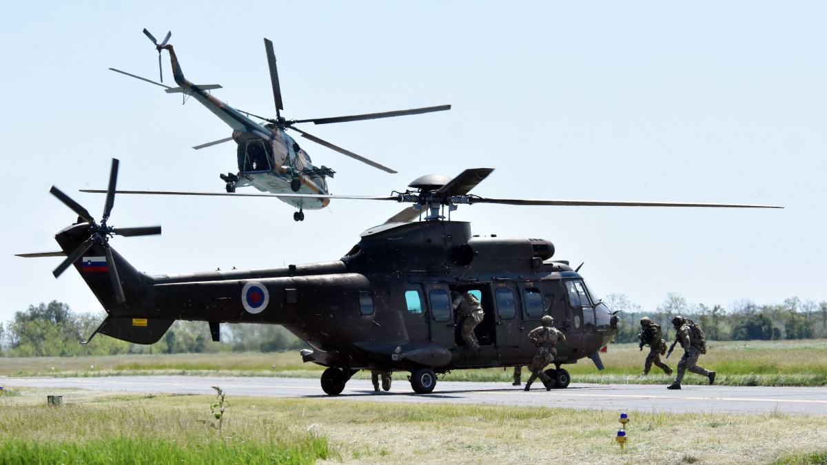 Helipoterek és katonák a lövészeti bemutatón, amelyet a Black Swan 2021 elnevezésű nemzetközi különleges műveleti gyakorlat bemutatója részeként tartottak Szolnokon, az MH Ittebei Kiss József hadnagy Helikopter Bázison 2021. május 12-én.