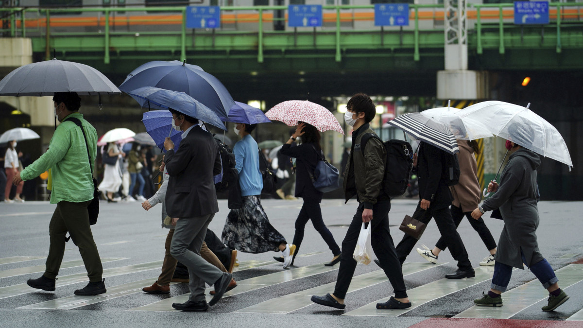 Védőmaszkos gyalogosok Tokióban 2021. május 13-án. A japán fővárosban több mint ezer új koronavírusos megbetegedést regisztráltak ezen a napon.