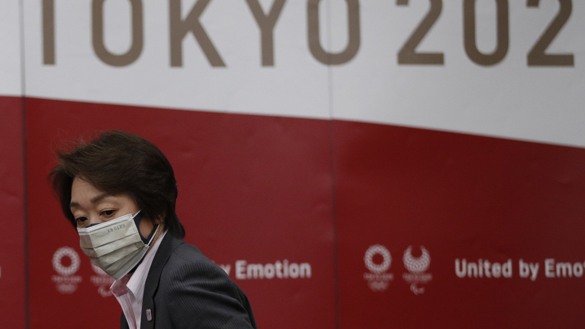 Hasimoto Szeiko, a 2020-as tokiói nyári olimpiát és paralimpiát előkészítő bizottság elnöke egészségügyi szakértőkkel tárgyal a koronavírus-járvány megfékezéséről Tokióban 2021. április 30-án. Japánban az új variánsok miatt megnőtt a fertőzések száma ezért több prefektúrában veszélyhelyzetet rendeltek el. A koronavírus-járvány miatt 2020-ról 2021-re halasztott ötkarikás játékokat július 23. és augusztus 8. között rendezik külföldi nézők nélkül. Felmerült, hogy a játékokat zárt kapuk mögött rendezzék, de erről még nem született döntés.