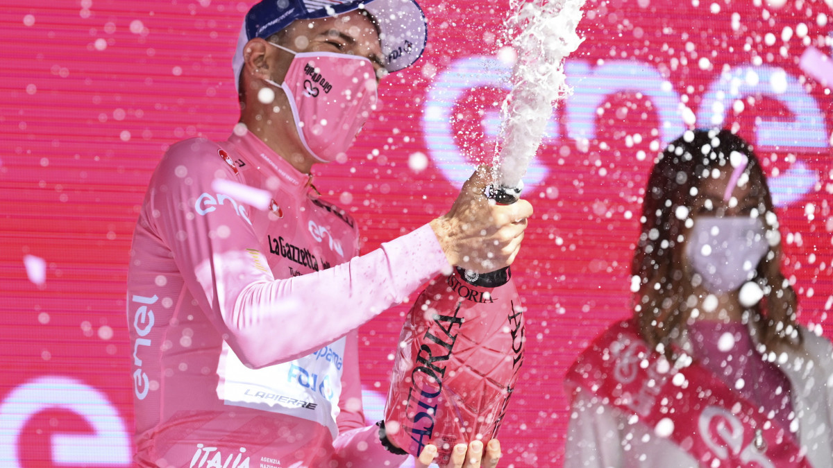 Az összetettben élen álló Valter Attila, a Groupama-FDJ csapat versenyzője ünnepel a pódiumon a 104. Giro dItalia olasz országúti kerékpáros körverseny hatodik, Grotte di Frasassi és Ascoli Piceno közötti 160 kilométeres hegyi szakaszának eredményhirdetésén Ascoli Picenóban 2021. május 13-án.