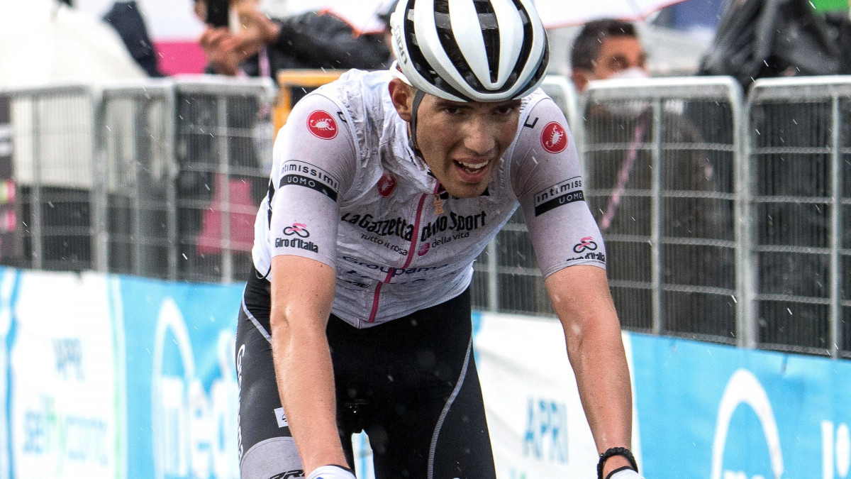 Valter Attila, a Groupama-FDJ csapat versenyzője a célba érkezik a 104. Giro dItalia olasz országúti kerékpáros körverseny hatodik, Grotte di Frasassi és Ascoli Piceno közötti 160 kilométeres hegyi szakaszán Ascoli Picenóban 2021. május 13-án. A 12. helyen céba ért Valter Attila átvette a vezetést az összetettben.