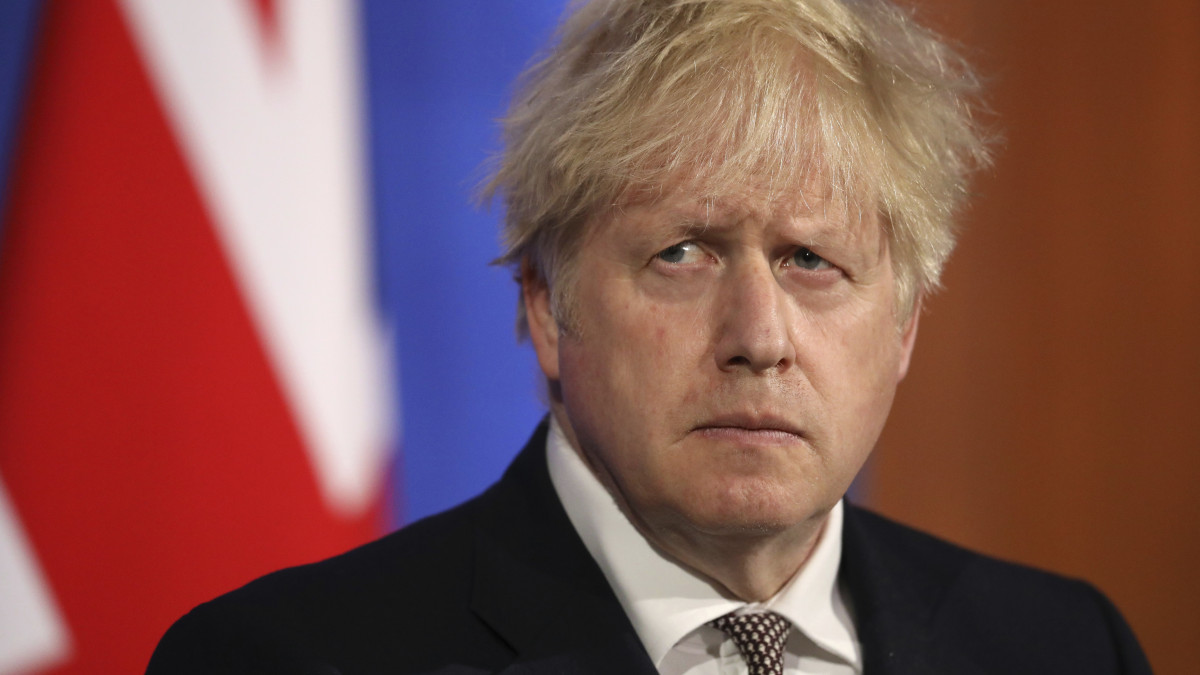 Boris Johnson brit miniszterelnök a koronavírus-járvány megfékezését célzó korlátozások további jelentős enyhítéséről tart sajtóértekezletet a londoni kormányfői rezidencián, a Downing Street 10-ben 2021. május 10-én. Nagy-Britanniában május 17-én kezdődhet meg a kormány nyitási menetrendjének következő, harmadik szakasza.