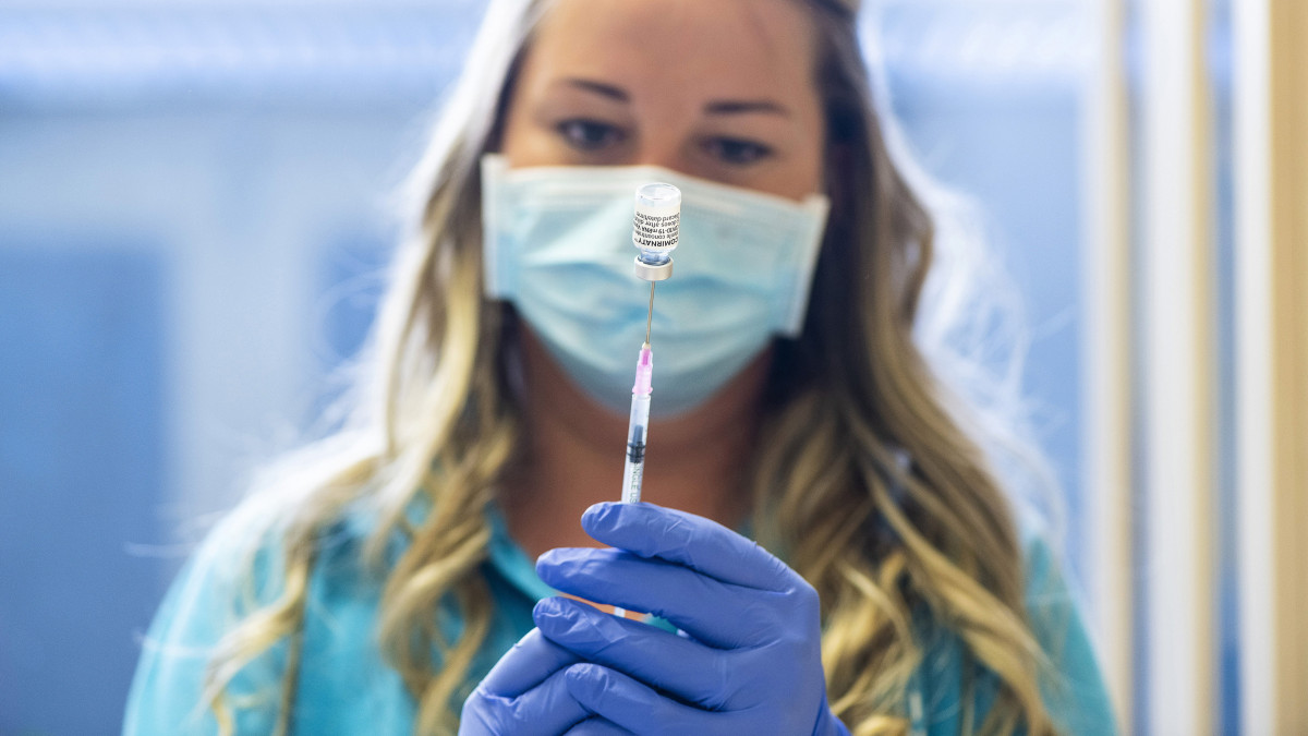 Deák Bettina asszisztens előkészíti a német-amerikai fejlesztésű Pfizer-BioNTech koronavírus elleni oltóanyagot, a Comirnaty-vakcinát a nyíregyházi Jósa András Oktatókórházban kialakított oltóponton 2021. május 9-én.