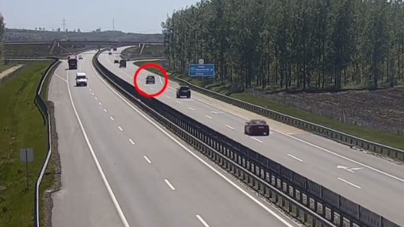 Csoda, hogy ez így végződött: elaludt a sofőr az M4-esen – videó