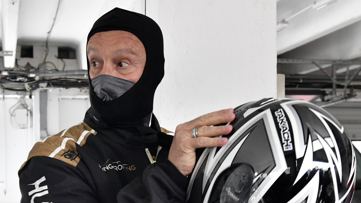 Marco Rossi versenyoverálba öltözik a Hungaroringen 2021. május 14-én. A magyar labdarúgó-válogatott szövetségi kapitányát körbevitte a mogyoródi versenypályán Kiss Norbert kétszeres Európa-bajnok kamionversenyző idei versenykamionjával.