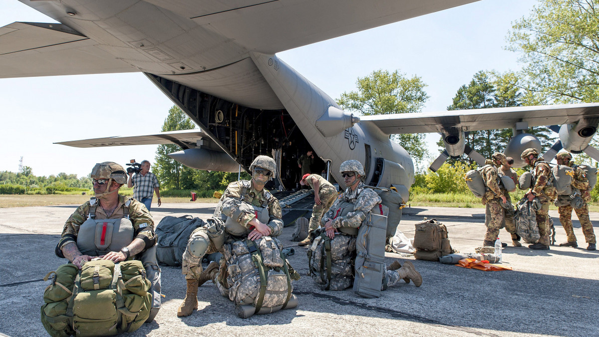 Ejtőernyős ugrásra készülő katonák a Swift Response 2017 gyakorlaton a Magyar Honvédség pápai bázisrepülőterén 2017. július 18-án.
