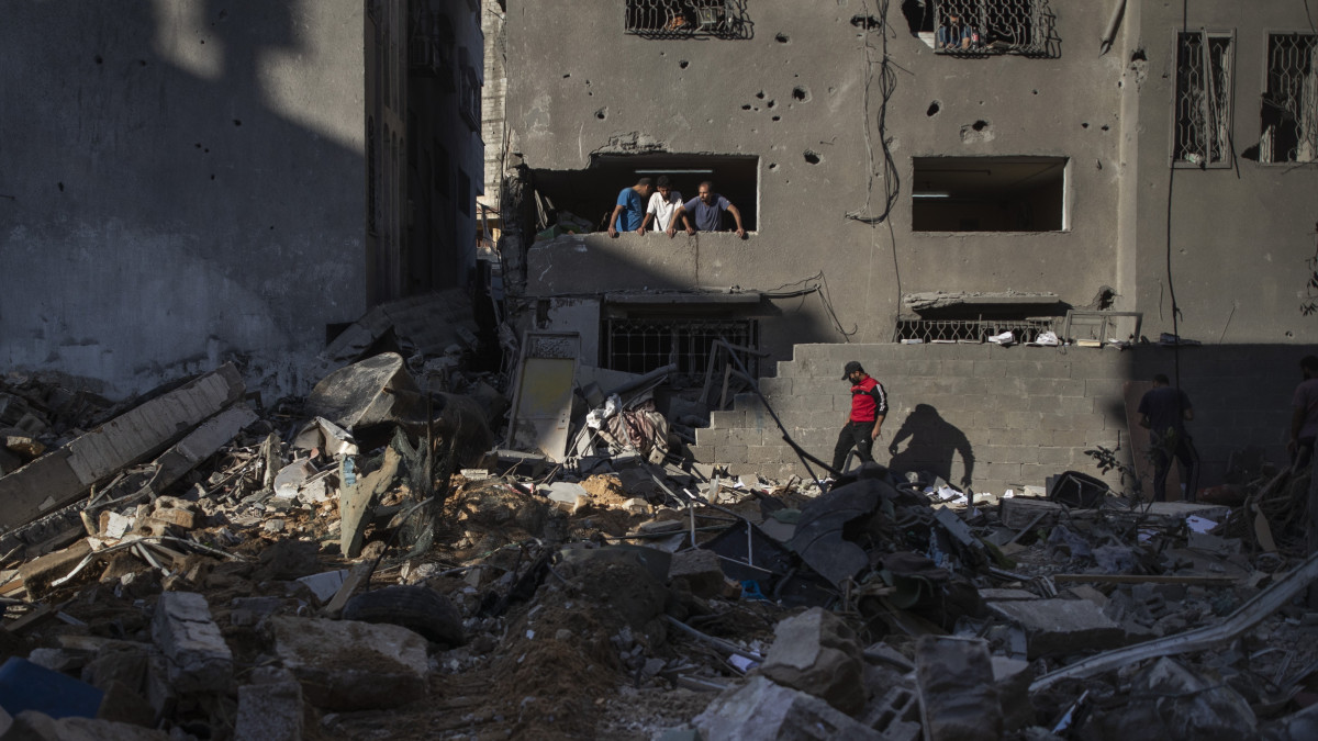 Izraeli légicsapásban megrongálódott lakóépület maradványai Gázában 2021. május 15-én. A rakéta becsapódásakor az Abu Hatab Hadidi család 10 tagja életét vesztette. A Gázai övezetet uraló iszlamista Hamász szervezet és Izrael között május 10-én este kezdődött rakétaháború, miután Jeruzsálemben összecsaptak egymással a palesztinok és izraeli biztonsági erők az iszlám - Mekka és Medina után - harmadik legszentebb helyén, az al-Aksza mecsetnél.