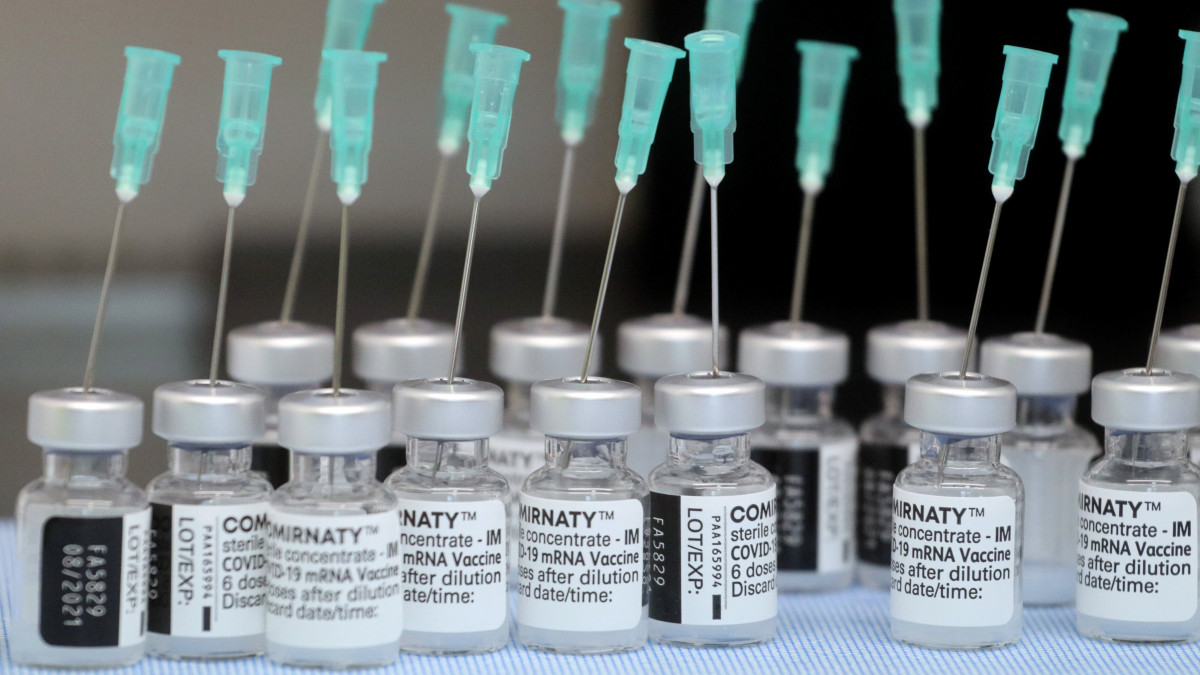 A német-amerikai fejlesztésű Pfizer-BioNTech koronavírus elleni oltóanyagok, Comirnaty-vakcinák a Borsod-Abaúj-Zemplén Megyei Központi Kórház és Egyetemi Oktatókórházban kialakított oltóponton 2021. május 15-én.