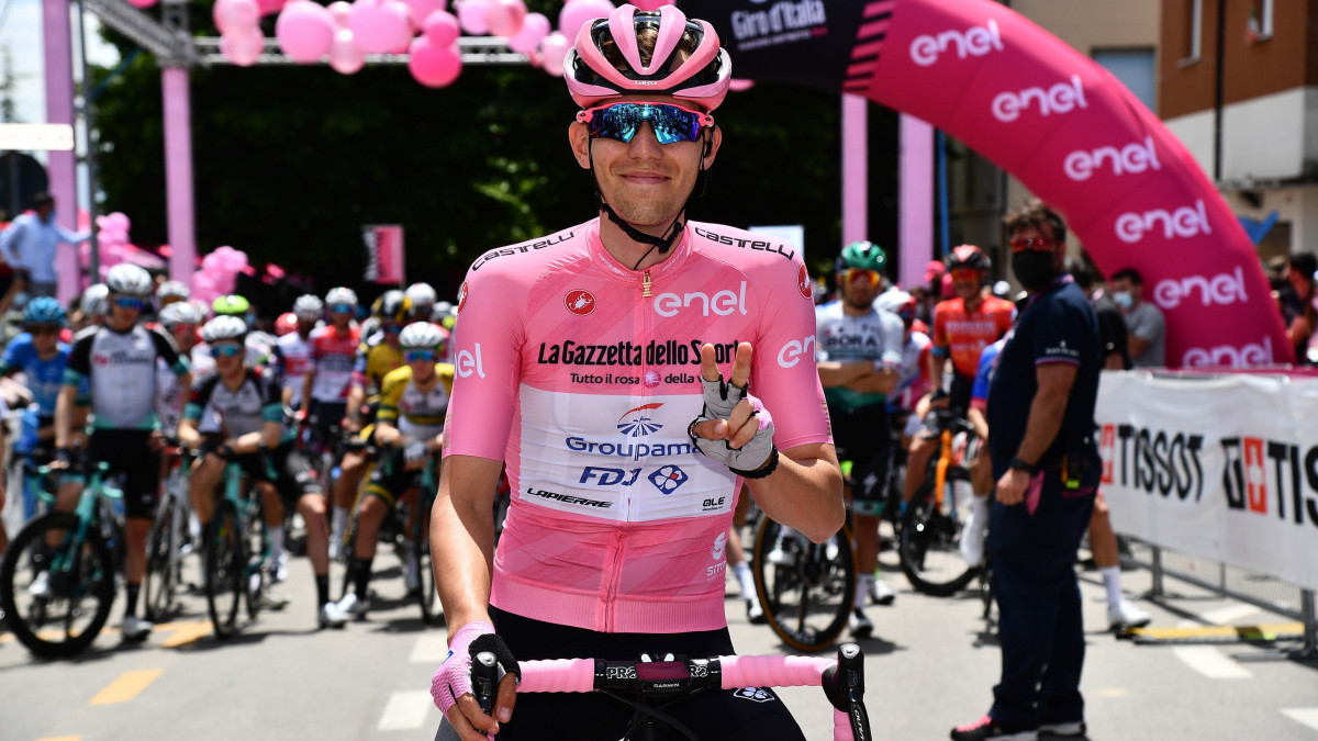 Az összetettben élen álló Valter Attila, a Groupama-FDJ csapat versenyzője a 104. Giro dItalia olasz országúti kerékpáros körverseny hetedik, Notaresco és Termoli közötti 181 kilométeres szakasza előtt Notarescóban 2021. május 14-én.