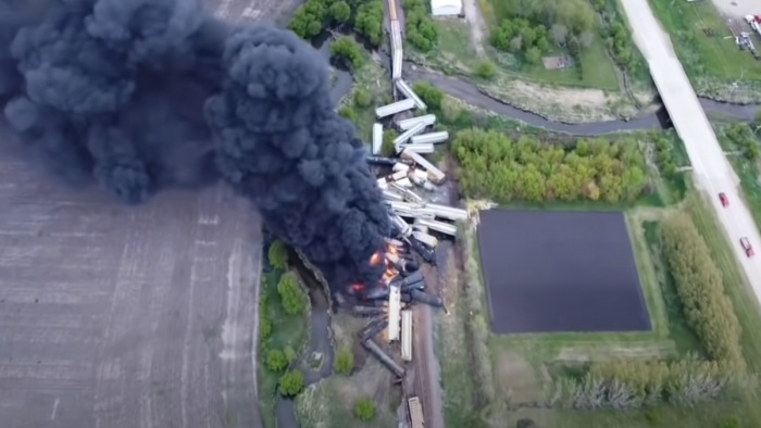 Hatalmas füsttel égett egy kisiklott tehervonat Iowában – videó