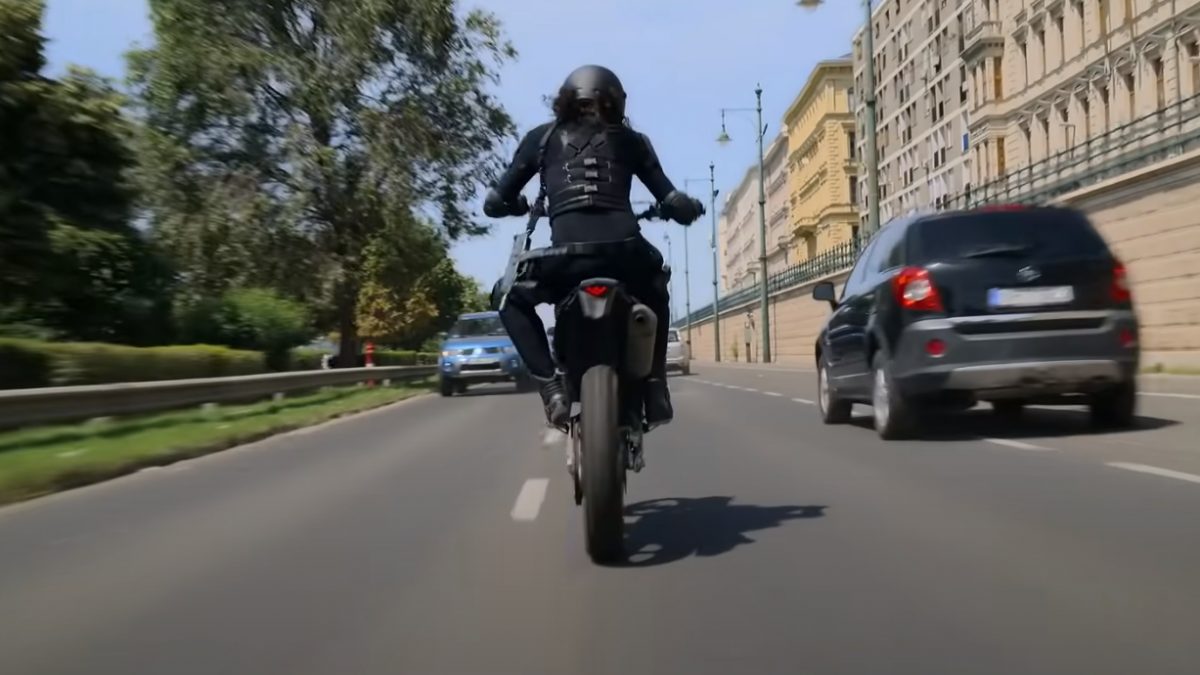 Így akciózik a Fekete Özvegy Budapest utcáin – videó