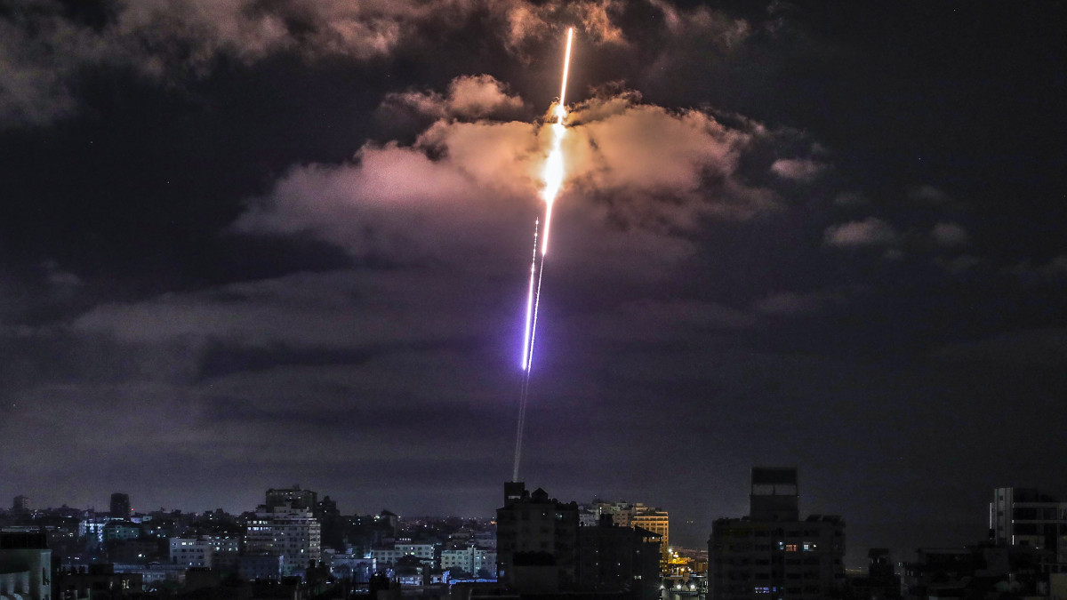 Palesztin rakétát lőnek ki izraeli célpontokra Gázából 2021. május 17-én. A Gázai övezetet uraló iszlamista Hamász szervezet és Izrael között május 10-én este kezdődött rakétaháború, amelynek során légicsapásokban eddig 192 palesztin, köztük 58 gyerek vesztette életét Gázában.