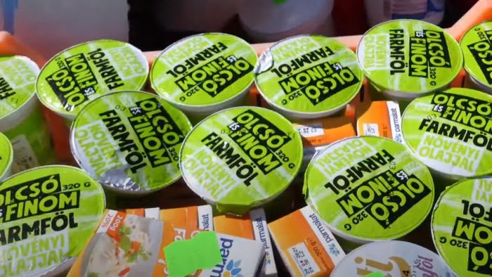 Tonnányi élelmiszer ment a szemétbe egy boltban a Nébih-ellenőrzés után – videó