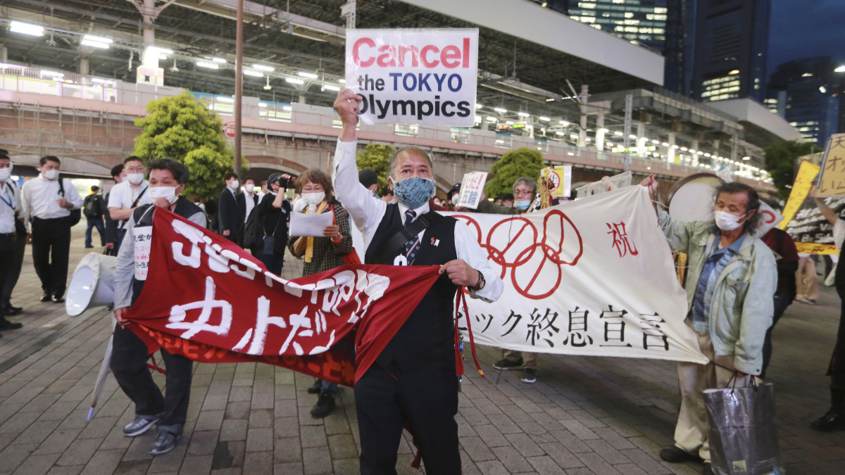 A tokiói nyári olimpia ellen tüntetnek a japán fővárosban 2021. május 17-én. A koronavírus-járvány miatt 2020-ról 2021-re halasztott ötkarikás játékokat július 23. és augusztus 8. között rendezik.